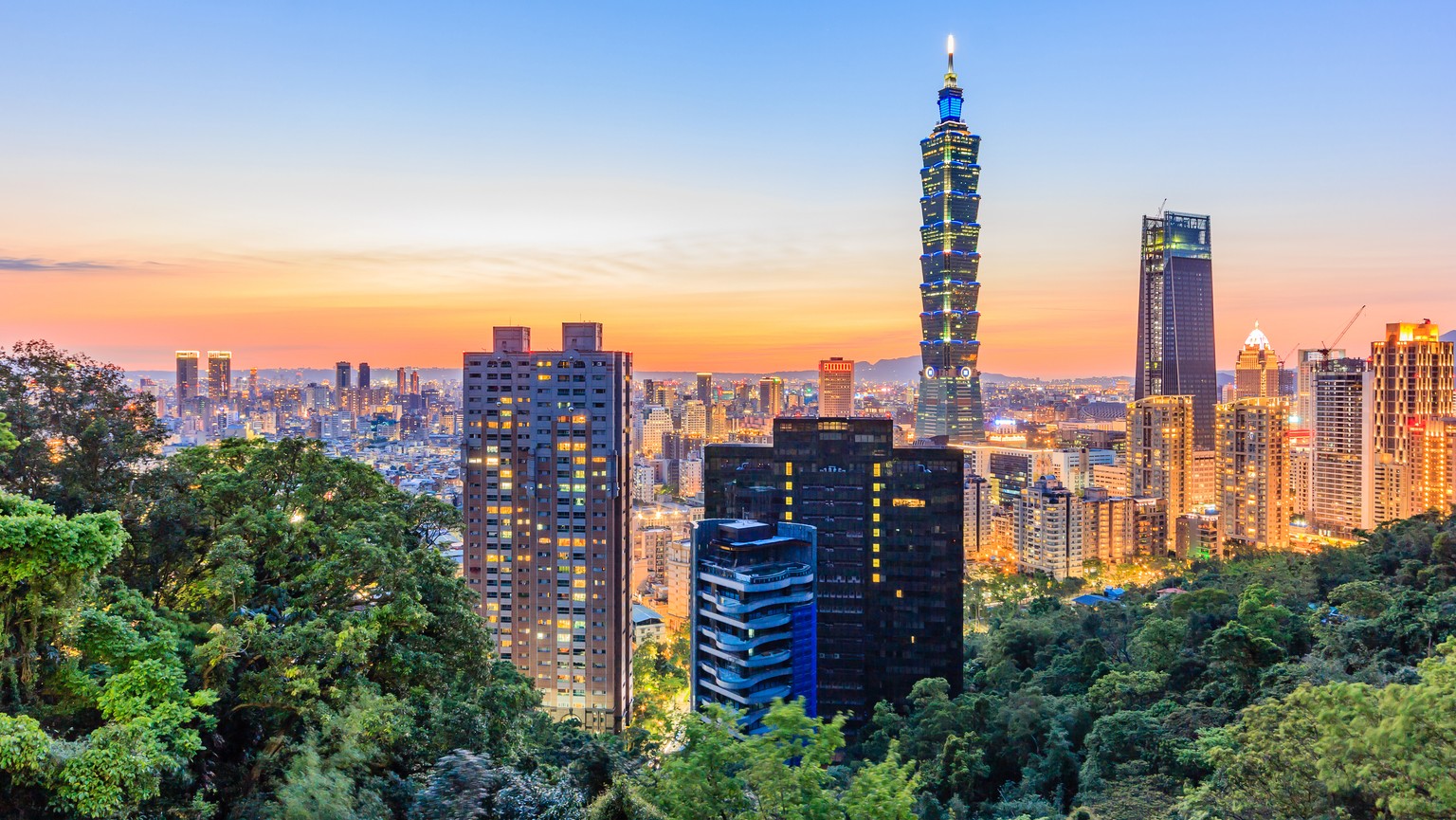 Viele Häuser, aber auch viel Grün: Taipeh mit dem berühmten Wolkenkratzer Taipei 101.
