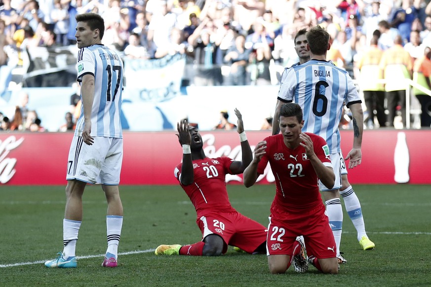 Ein Bild, das wir eigentlich schon verdrängt haben: Djourou und Schär auf den Knien, nach einer verpassten Chance gegen Argentinien.