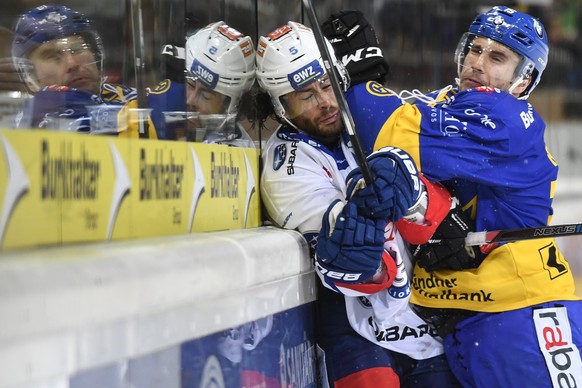 Tuomo Ruutu von Davos, rechts, checkt Severin Blindenbacher von Zuerich, beim Eishockey-Qualifikationsspiel der National League A zwischen dem HC Davos und den ZSC Lions, am Samstag, 19. November 2016 ...