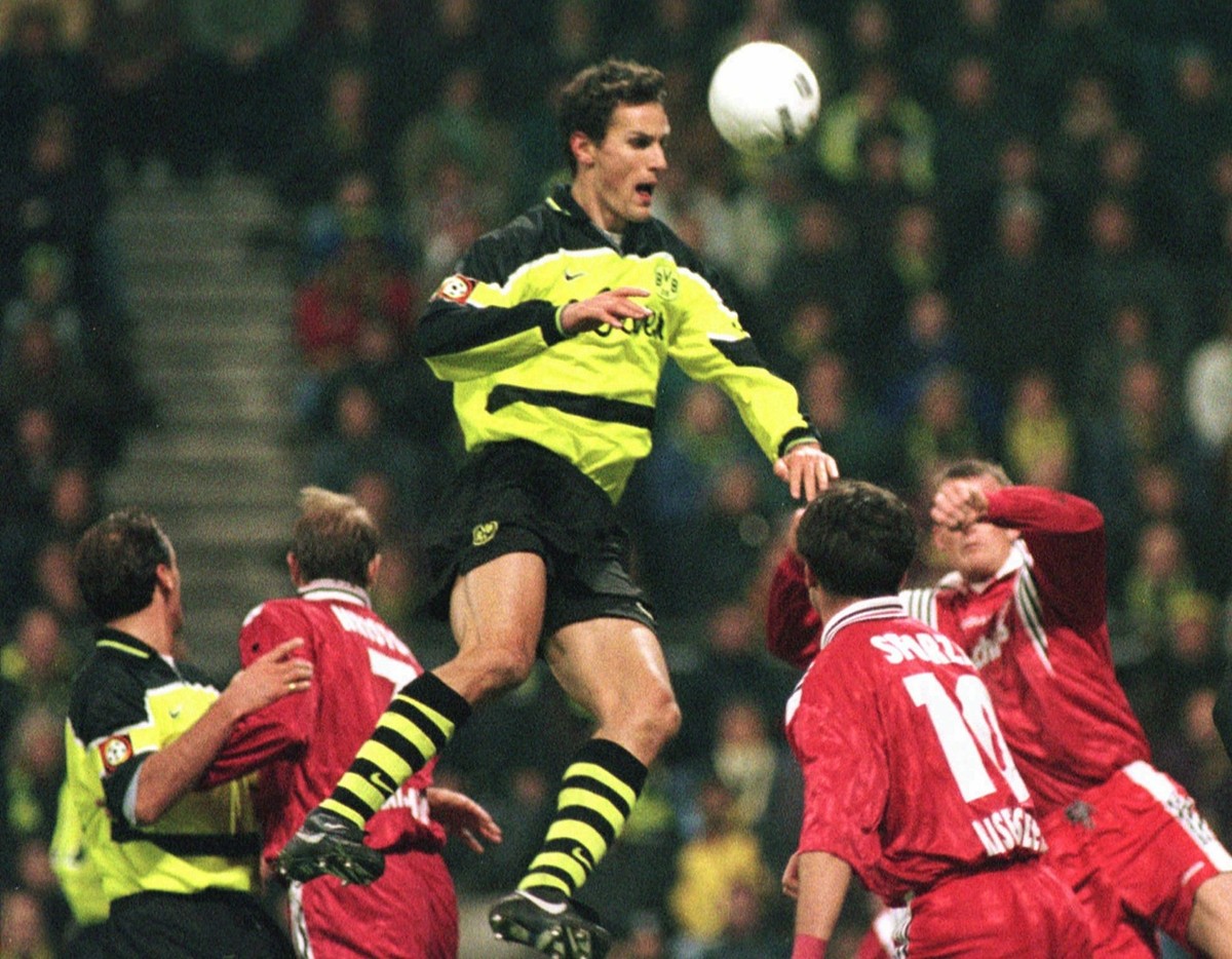 Borussia Dortmund's Heiko Herrlich heads the ball in the German First division soccer match vs. FC Kaiserslautern in the Dortmund Westfalia Stadion, Friday night, October 31, 1997. Down from left ...