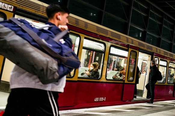 epaselect epa10286613 A Sbahn local train at Berlin Suedkreuz Railway Station in Berlin, Germany, 04 November 2022. German Federal and state leaders have approved the monthly ?49 travel ticket for reg ...