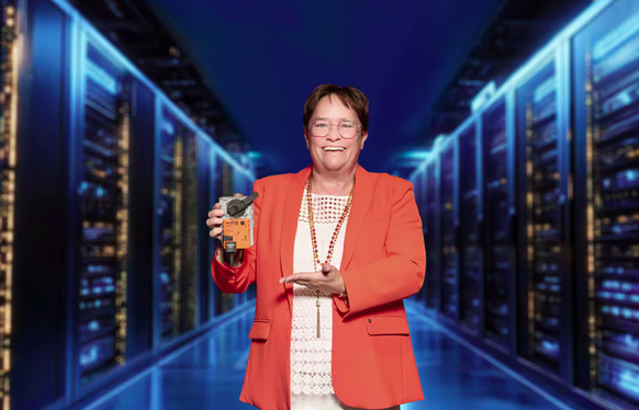 Magdalena Martullo präsentiert eine Flüssigkühlsteuerung für Datencenter aus EMS-Spezialkunststoff.