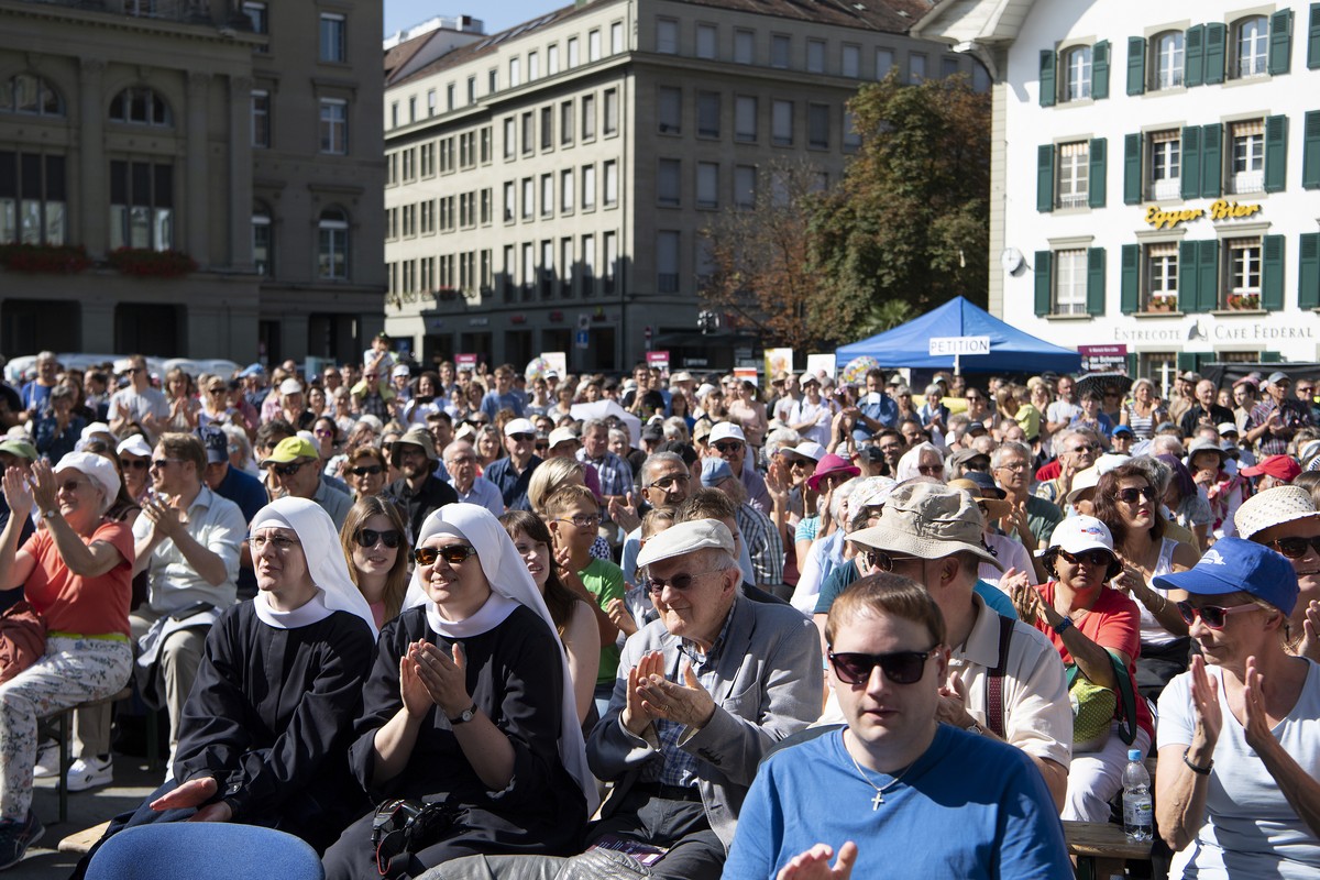 Teilnehmer der Kundgebung "Marsch fuers Laebe" demonstrieren auf dem Bundesplatz, am Samstag, 15. September 2018, in Bern. Der Marsch fuers Laebe gegen Abtreibungen wird regelmaessig von chr ...