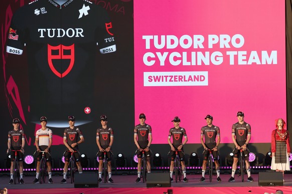 epa12081459 Cyclists of Tudor Pro Cycling Team on stage during the Teams Presentation for the Giro d&#039;Italia cycling tour, in Skenderbej Square in Tirana, Albania, 07 May 2025. The Giro d&#039;Ita ...