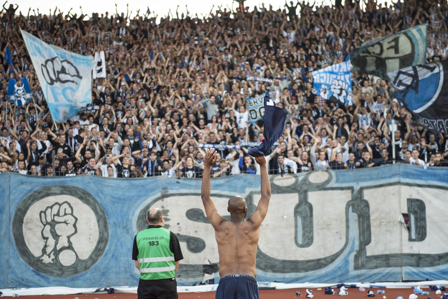 FCZler Franck Etoundi lässt sich von der Südkurve feiern.