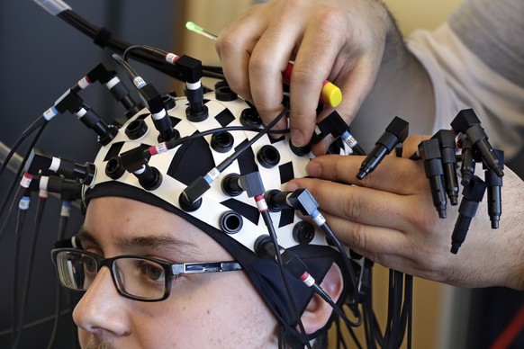 ADVANCE FOR USE MONDAY, JUNE 22, 2014 AND THEREAFTER - Shaul Yahil, a researcher at the Yale Brain Function Lab, has laser probes attached to his head during a demonstration of brain mapping technolog ...