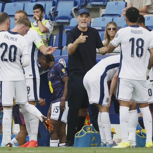 England&#039;s coach Thomas Tuchel, center, gives instructions to his players during a World Cup 2026 group K qualifying soccer match between Andorra and England at the RCDE Stadium in Barcelona, Spai ...