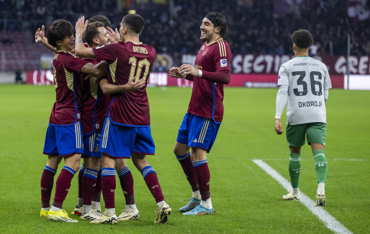 Les joueurs genevois laissent eclater leur joie, lors de la rencontre de football de Super League entre le Geneve Servette FC et le FC St. Gallen, ce samedi 2 mars 2024 au stade de Geneve. (KEYSTONE/M ...