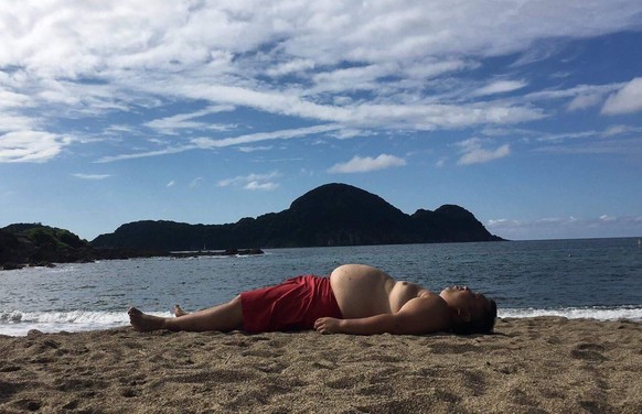 Man beachte seine Silhouette und die der Landschaft.