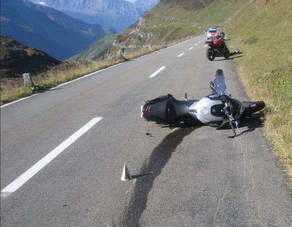 Verkehrsunfall: Motorradfahrer kollidiert am Klausen mit Stein und stürzt