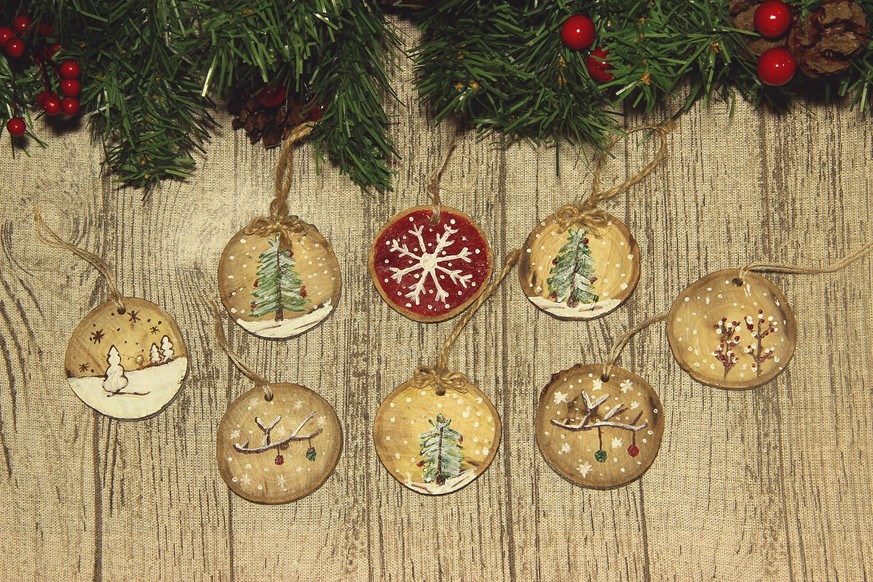 Homemade Christmas decorations are also suitable as gifts.