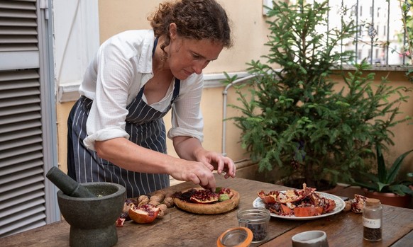 Rachel Roddy bereitet die "Pompeji-Pizza" zu. Screenshot von: https://www.theguardian.com/food/2023/jul/01/how-i-recreated-the-pompeii-pizza-smelled-like-toffee-apples