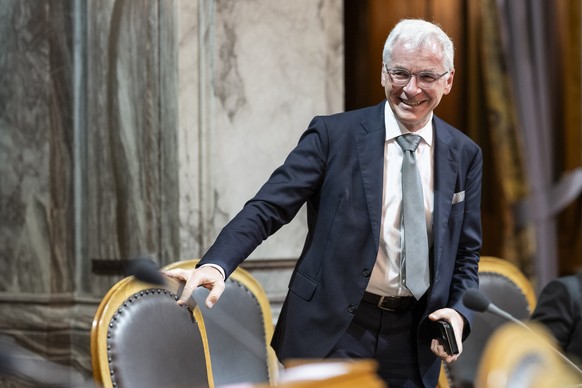 Erich Ettlin, Mitte-OW, spricht mit einem Ratskollegen, an der Wintersession der Eidgenoessischen Raete, am Montag, 1. Dezember 2025 im Staenderat in Bern. (KEYSTONE/Alessandro della Valle)