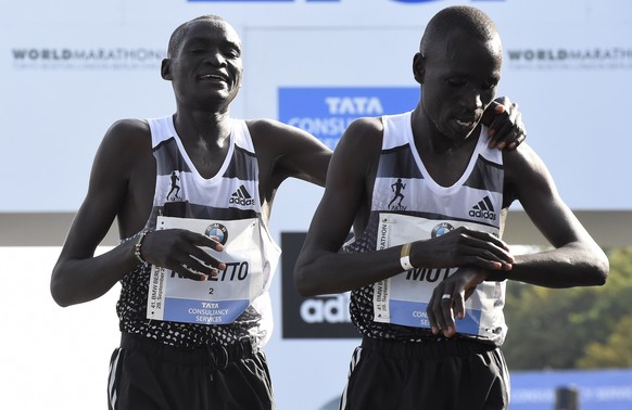 Kimetto und Mutai im Ziel des Berliner Marathons.