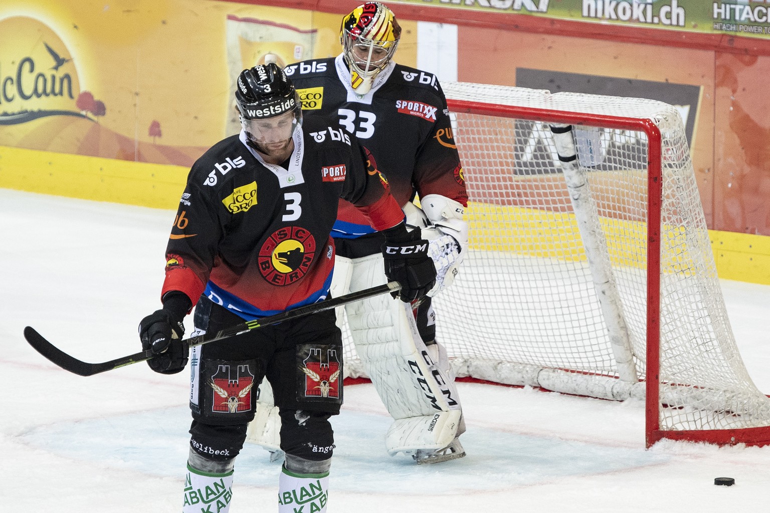 Berns Justin Krueger, links, und Torhueter Pascal Caminada sind nach dem dritten Treffer enttaeuscht im Duell mit $l im Eishockey Meisterschaftsspiel der National League zwischen dem SC Bern und Lausa ...