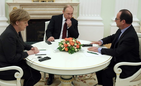 Gemeinsam am runden Tisch: Angela Merkel, Wladimir Putin und François Holland.&nbsp;