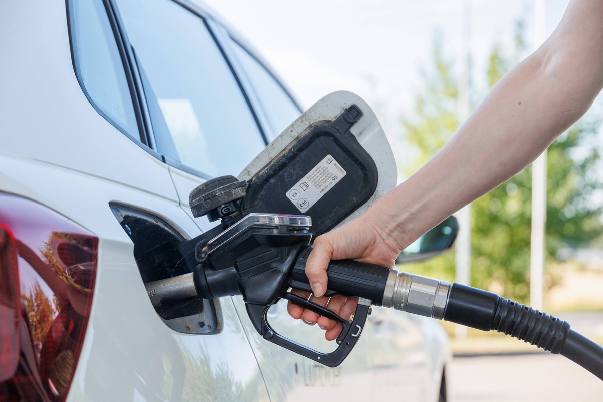 12.07.2026 - Eine Person tankt die Benzinsorte Super E10 Pasewalk Mecklenburg-Vorpommern Deutschland *** July 12, 2026: A person is filling up with Super E10 gasoline in Pasewalk, Mecklenburg-Western  ...