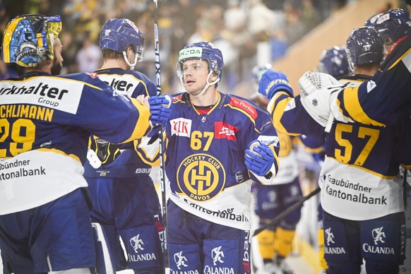 Davos&#039; Leon Bristedt, Mittte, bejubelt sein 4-1 mit Torhueter Sandro Aeschlimann, beim Eishockey Spiel der National League zwischen dem HC Davos und den Rapperswil Jona-Lakers, am Freitag, 22. Se ...