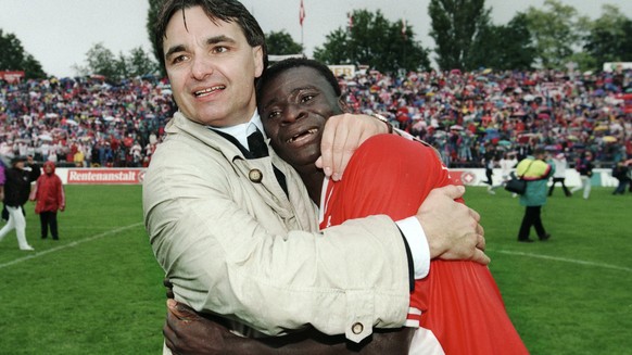 Ahmed Ouattara, rechts, und der Praesident des FC Sion, Christian Constantin, umarmen sich am Pfingstmontag, 5. Juni 1995 nach dem Sieg des FC Sion beim Schweizer Fussball Cupfinal gegen GC im Stadion ...