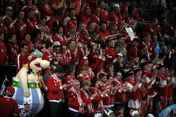 epa05946407 Supporters of Switzerland during the 2017 IIHF Ice Hockey World Championship group B preliminary round match between Switzerland and Slovenia at AccorHotels Arena in Paris, France, 06 May  ...