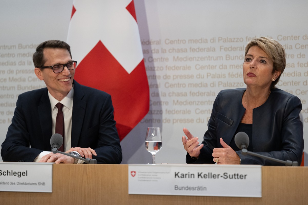 Martin Schlegel, Designierter Praesident des Direktoriums SNB, Nachfolger von Thomas Jordan, links, und Bundesraetin Karin Keller-Sutter, Vorsteherin des Eidgenioessischen Finanzdepartments EFD, anlae ...
