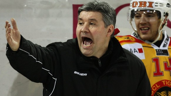 Der Langnauer Trainer Konstantin Kurashev gibt seiner Mannschaft Anweisungen beim Eishockey Meisterschaftsspiel der National League A zwischen den Rapperswil-Jona Lakers und den SCL Tigers am Freitag, ...