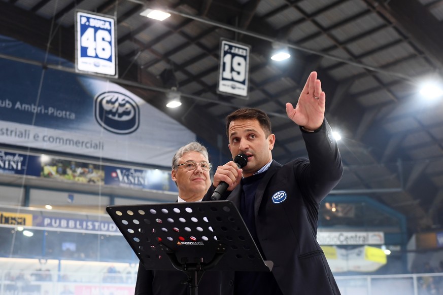 Ex-Ambri player Paolo Duca, right, with Ambri&#039;s president Filippo Lombardi, left, during the retreat ceremony of his jersey number 46 before the preliminary round game of the National League Swis ...
