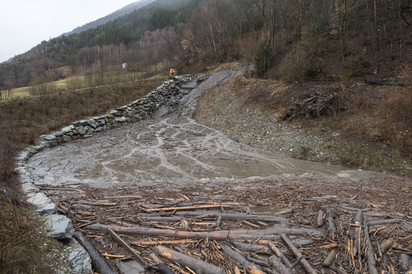 Schlamm und Baumstaemme liegen im Rueckhaltebecken im Eyholzer Chy im Gebiet Rohrbergweg in der Ortschaft Eyholz, Visp, am Dienstag 9. Januar 2018. Aufgrund ergiebiger Schneefaellen und Regenschauer m ...