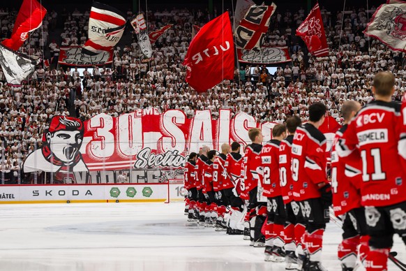 Un Tifo de la Section Ouest devant les joueurs du LHC lors du match du championnat suisse de hockey sur glace de National League entre Lausanne HC et SCL Tigers le samedi 16 septembre 2023 a la patino ...