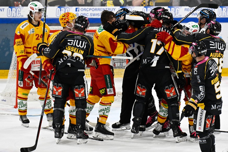 Keilerei zwischen Ajioies und Tigers Spieler beim Eishockey-Qualifikationsspiel der National League zwischen dem HC Ajoie und den SCL Tigers, am Dienstag, 3. Oktober 2023, in der Raiffeisen Arena in P ...