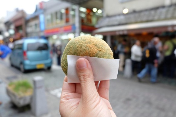 mochi werden in japan gegessen und können leicht im hals stecken bleiben.