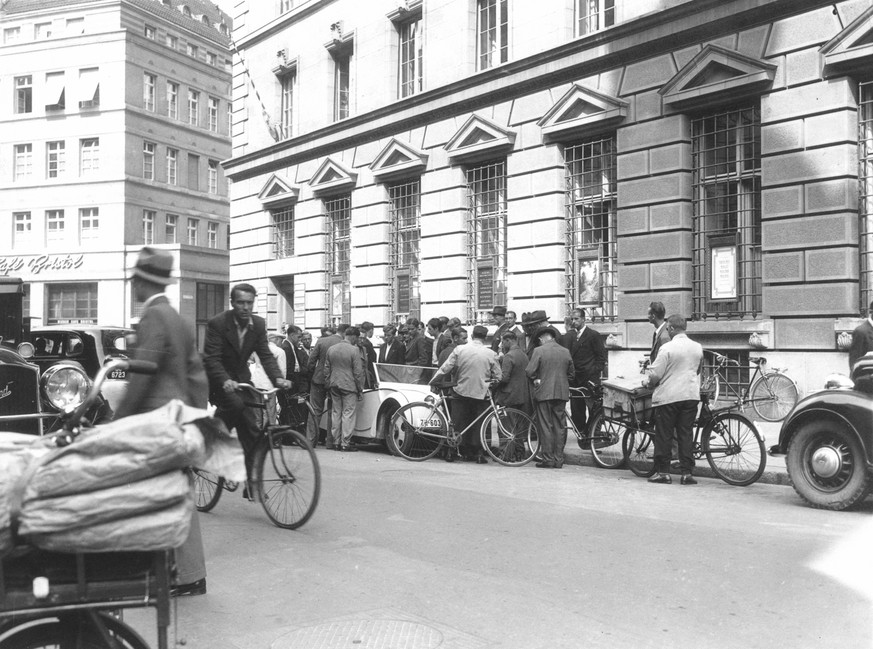 Wo der Prototyp des Schweizer Volkswagens auftauchte, war das Staunen der Passanten gross, wie hier in Zürich (1937).