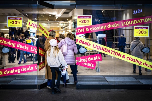 Kunden betreten das Warenhaus Jelmoli am Donnerstag, 27. Februar 2025 in Zuerich. Morgen Freitag oeffnet das Warenhaus Jelmoli an der Zuercher Bahnhofstrasse ein letztes Mal in dieser Form. Dann gehen ...