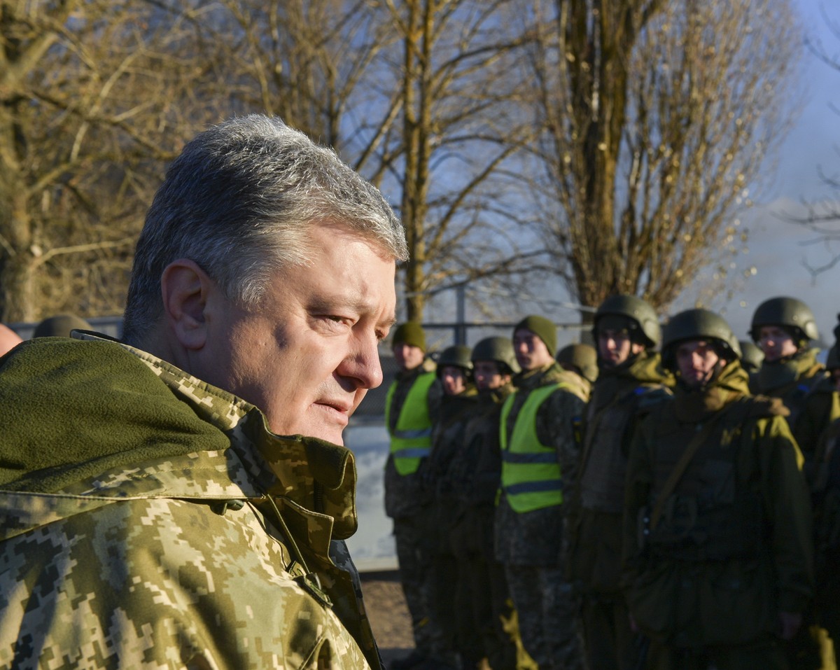 epa07194921 Ukrainian President Petro Poroshenko visits the 169th training centre 'Desna' of the Ukrainian Army ground forces not far from Chernihiv, Ukraine, 28 November 2018. President Por ...