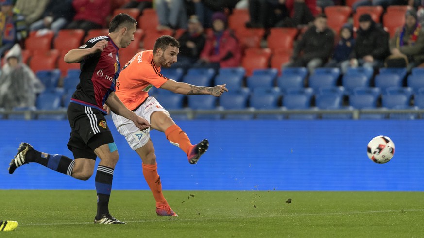 Der Lausanner Francesco Margiotta, rechts, trifft zum 0:1 im Fussball Meisterschaftsspiel der Super League zwischen dem FC Basel und dem FC Lausanne-Sport, im Stadion St. Jakob-Park in Basel, am Samst ...