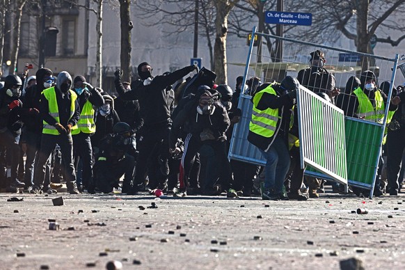 epa07442644 Protesters from the &#039;Gilets Jaunes&#039; (Yellow Vests) clash with police forces at the Champs Elysees during the &#039;Act XVIII&#039; demonstration (the 18th consecutive national pr ...