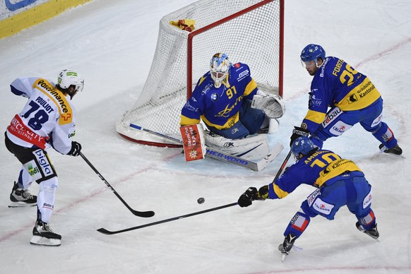 Marc-Antoine Pouliot von Biel, links, trifft zum 1-2 gegen Goalie Gilles Senn von Davos, beim Eishockey-Qualifikationsspiel der National League A zwischen dem HC Davos und EHC Biel, am Donnerstag, 22. ...