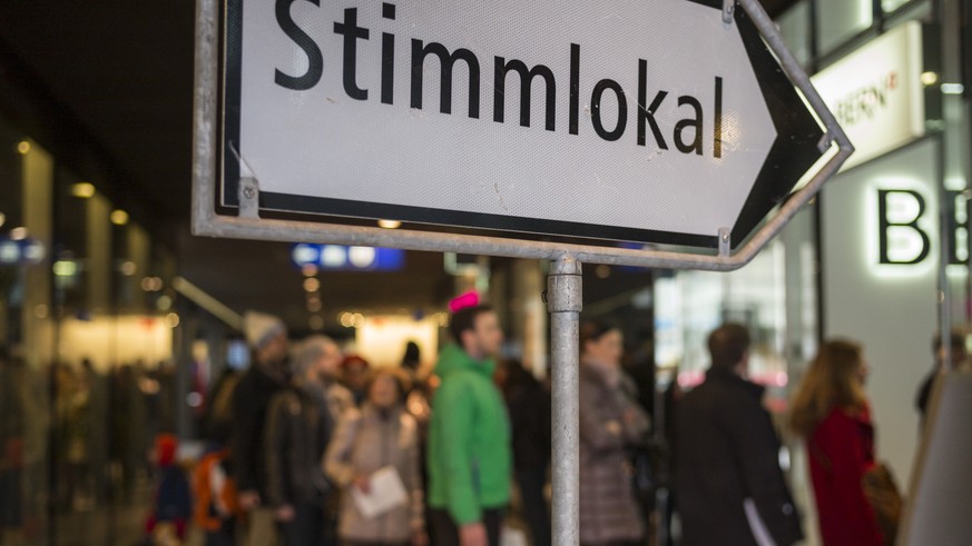 Abstimmungswillige stehen Schlange vor dem Stimmlokal im Bahnhof, am Sonntag, 28. Februar 2016 in Bern. Das eidgenoessische Stimmvolk hatte ueber drei Volksinitiativen, die Durchsetzungsinitiative, di ...