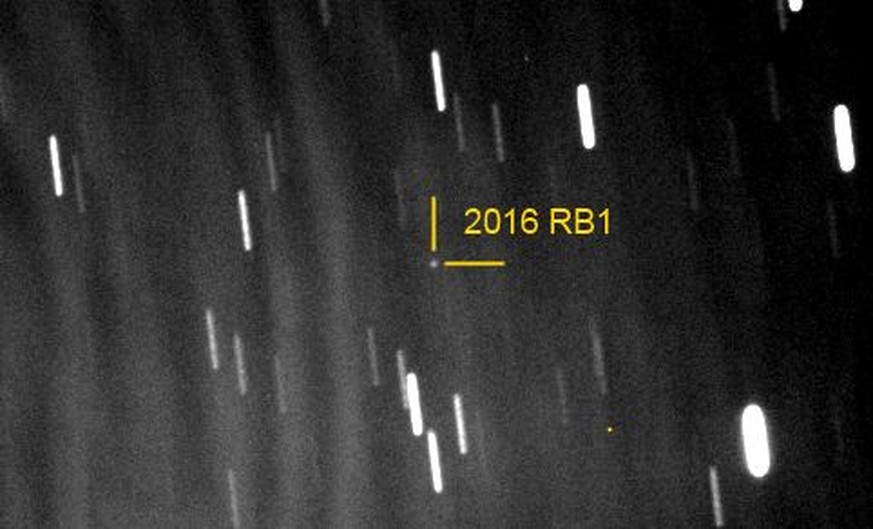 Der Lichtpunkt des Kleinen Planeten 2016 RB1 ist vor dem Sternhintergrund unterwegs.