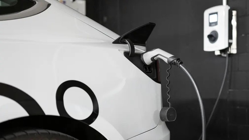 Ob das Elektroauto in der Garage geladen werden kann, hängt in der Schweiz vom Willen der Vermieter ab.