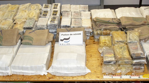 HANDOUT --- Am vergangenen Montagabend, 2. Mai 2022, wurde die Kantonspolizei in eine Fabrik nach Romont gerufen, nachdem in Warensaecken ein unbekanntes, weisses Pulver entdeckt worden war. Die von d ...