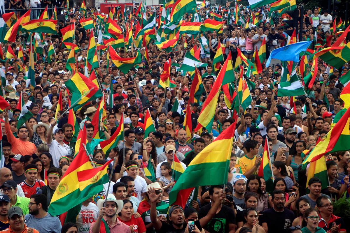epa07987565 Bolivians celebrate the resignation of President Evo Morales, in La Paz, Bolivia, 10 November 2019. Morales confirmed his resignation after almost 14 years in power on 10 November. EPA/JUA ...