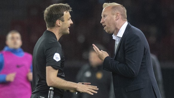 ARCHIV --- ZUR VERHAENGUNG VON DREI SPIELSPERREN GEGEN FCZ-TRAINER LUDOVIC MAGNIN DURCH DIE DISZIPLINARKOMMISSION DES SFV STELLEN WIR IHNEN FOLGENDES BILDMATERIAL ZUR VERFUEGUNG --- Zuerichs Trainer L ...