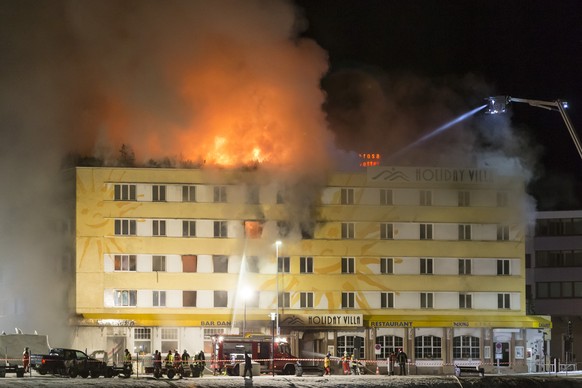 Loescharbeiten beim Posthotel Holiday Villa in Arosa, am Freitag, 30. Dezember 2016. Am Freitagnachmittag ist im Hotel ein Brand ausgebrochen. Das Hotel musste evakuiert werden, es gab mehrere Verletz ...