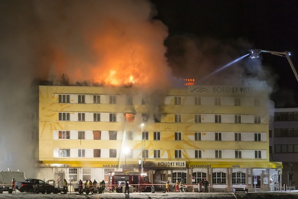 Loescharbeiten beim Posthotel Holiday Villa in Arosa, am Freitag, 30. Dezember 2016. Am Freitagnachmittag ist im Hotel ein Brand ausgebrochen. Das Hotel musste evakuiert werden, es gab mehrere Verletz ...