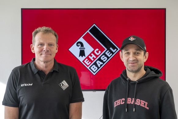 Sportchef Kevin Schlaepfer, links, und Trainer Eric Himelfarb, rechts, an einer Medienkonferenz des EHC Basel, in Basel, am Mittwoch, 12. November 2025. Kevin Schlaepfer bleibt beim EHC Basel, der Ver ...