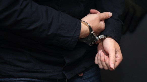 29.07.2020, Sachsen-Anhalt, Magdeburg: Der Angeklagte Stephan Balliet wird vor dem vierten Prozesstag in Handschellen in den Gerichtssaal gebracht. Die Bundesanwaltschaft wirft dem Mann 13 Straftaten  ...