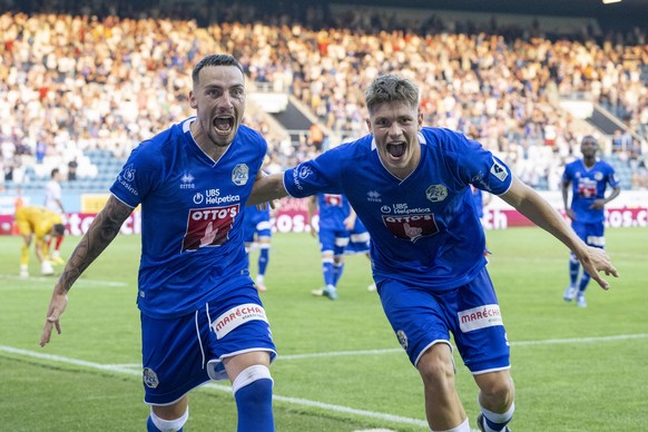 Die Luzerner mit Sinan Karweina, links und Lars Villiger, rechts, feiern das Tor zum 3:0 beim Super League Meisterschaftsspiel zwischen dem FC Luzern und dem FC Winterthur vom Samstag, 24. August 2024 ...