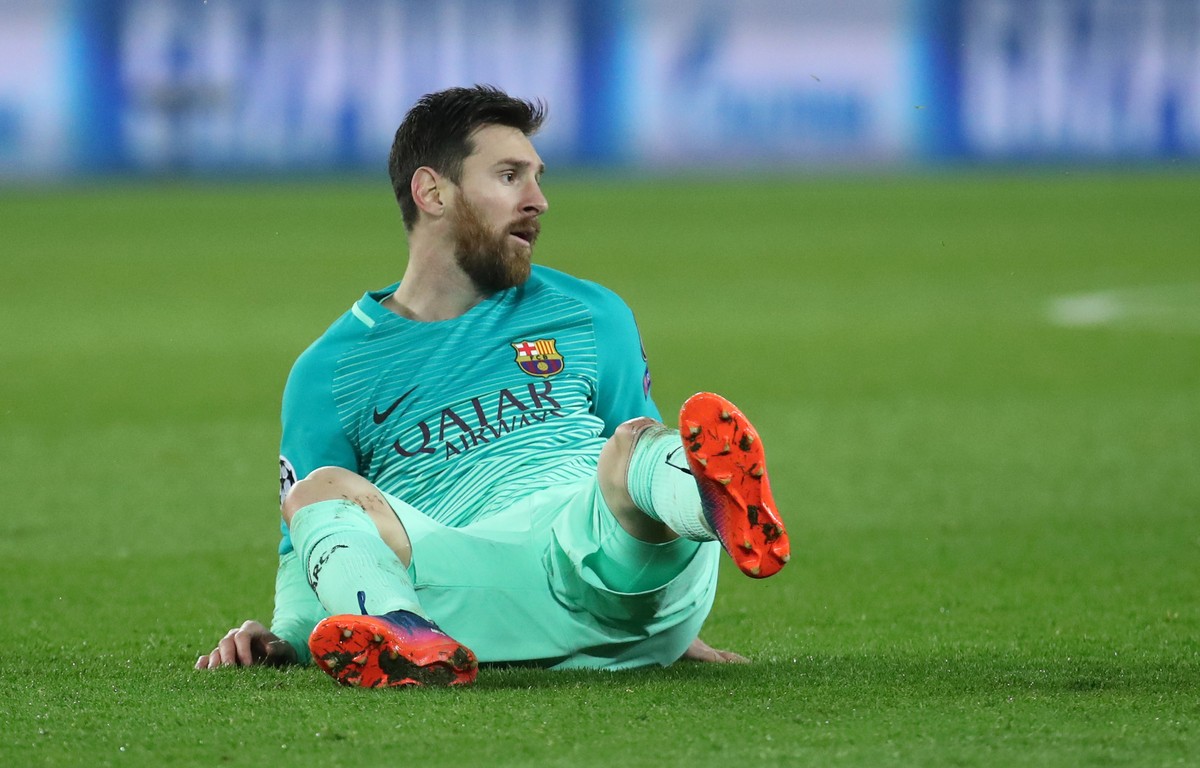 Football Soccer - Paris St Germain v Barcelona - UEFA Champions League Round of 16 First Leg - Parc Des Princes, Paris, France - 14/2/17 Barcelona's Lionel Messi looks dejected Reuters / Christia ...