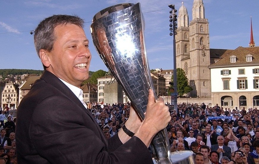 FC Zuerich Trainer Lucien Favre haelt den gewonnen Cupfinalpokal in die Hoehe und zeigt ihn den Hunderten von Fans, am Dienstag, 17. Mai 2005, anlaesslich der Cupsieger Feier des FC Zuerich im Stadtha ...